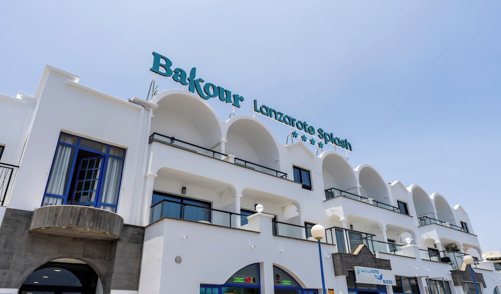 Bakour Lanzarote Splash — Hotel building in Puerto del Carmen, Canary Islands