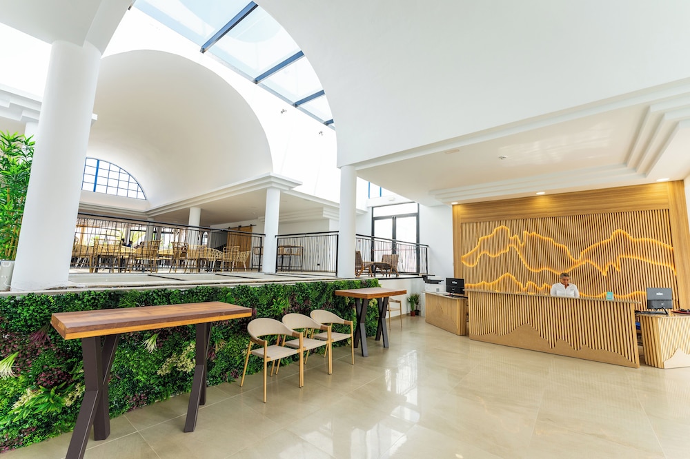 Bakour Lanzarote Splash — Hotel building in Puerto del Carmen, Canary Islands