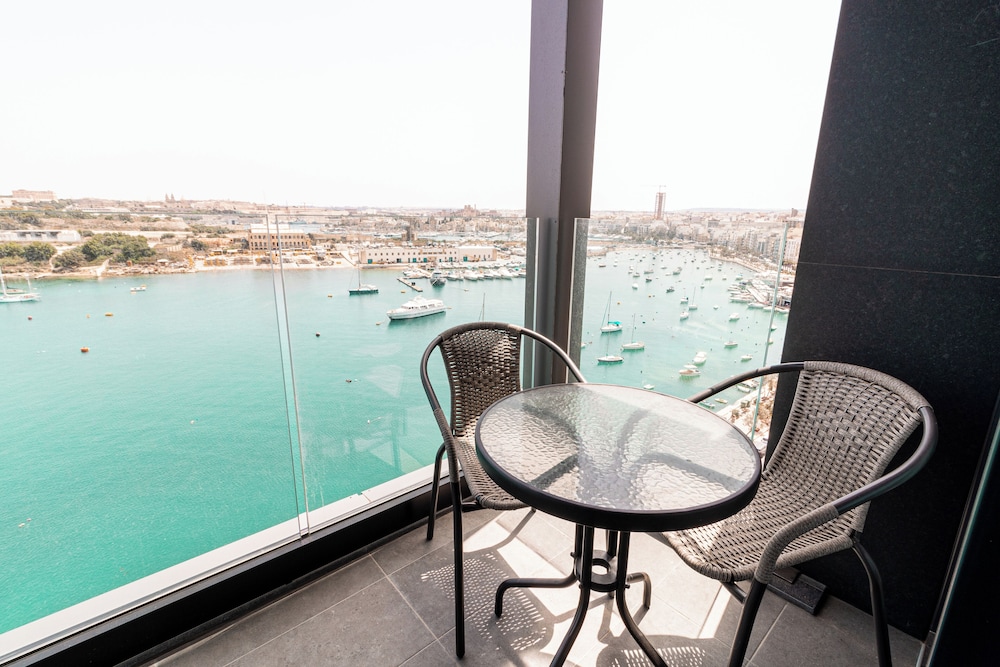 The Londoner Hotel Sliema — Hotel rooms in Sliema, Malta Island