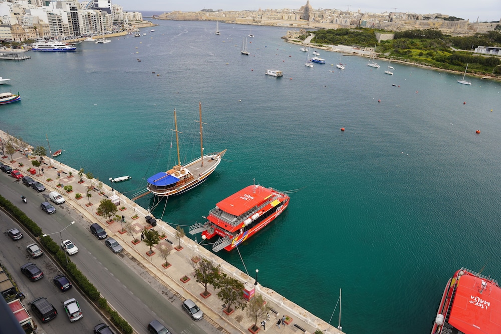 The Londoner Hotel Sliema — Hotel rooms in Sliema, Malta Island