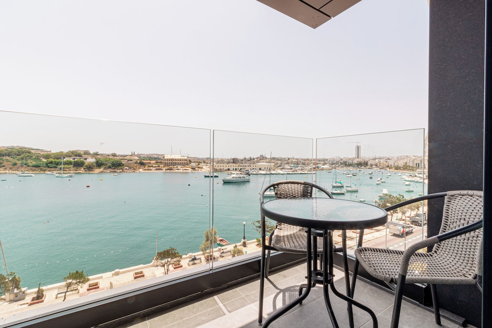 The Londoner Hotel Sliema — Hotel rooms in Sliema, Malta Island