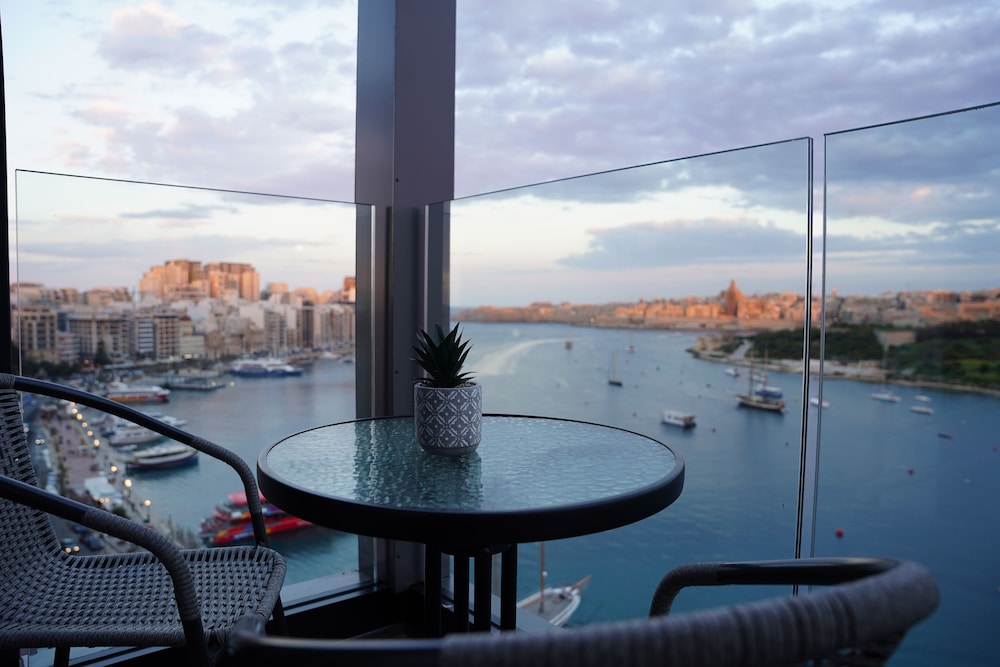The Londoner Hotel Sliema — Restaurant & bars in Sliema, Malta Island