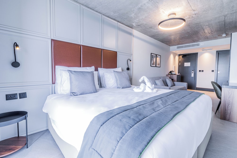 The Londoner Hotel Sliema — Hotel rooms in Sliema, Malta Island