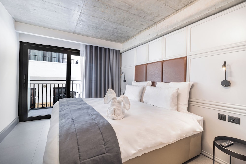 The Londoner Hotel Sliema — Hotel rooms in Sliema, Malta Island