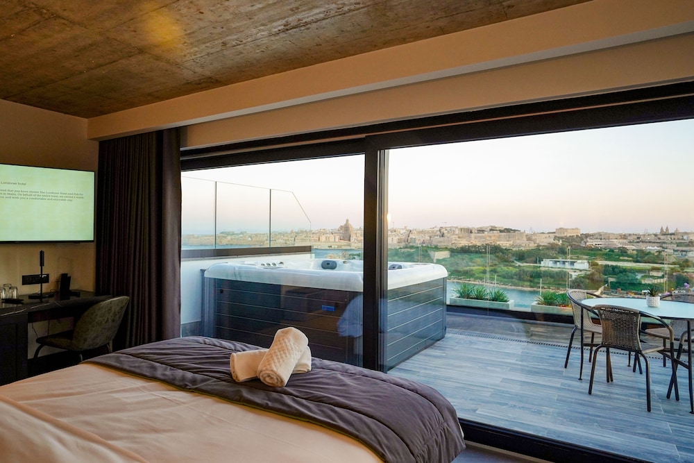 The Londoner Hotel Sliema — Hotel rooms in Sliema, Malta Island