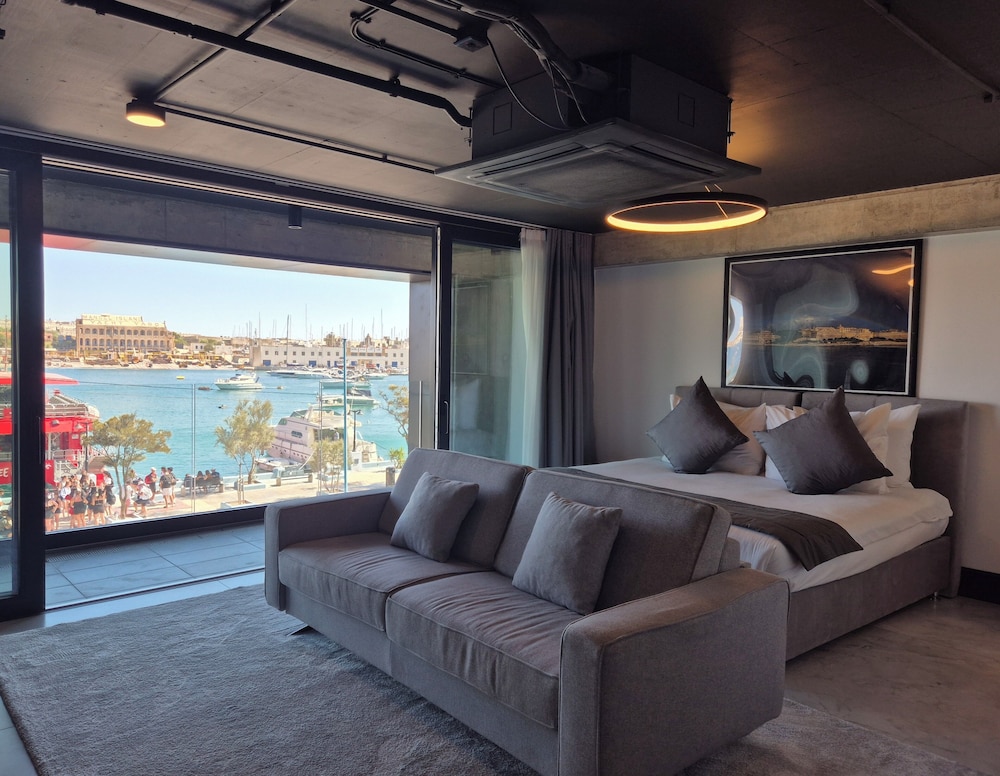 The Londoner Hotel Sliema — Hotel rooms in Sliema, Malta Island