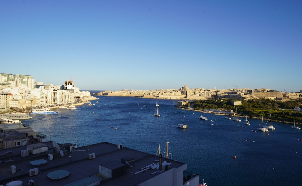 The Londoner Hotel Sliema — Hotel rooms in Sliema, Malta Island