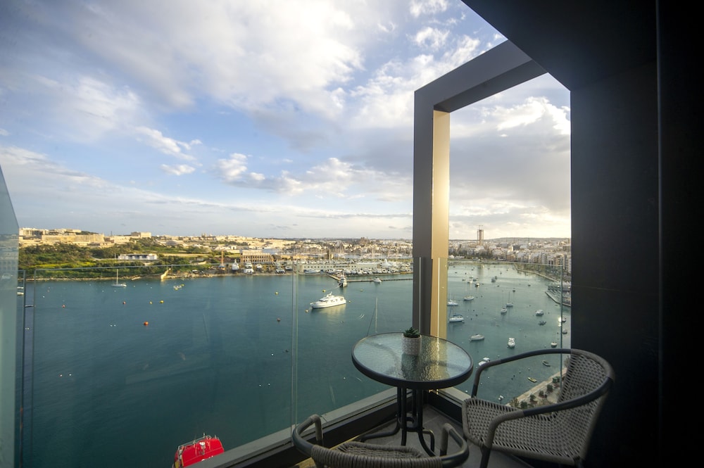 The Londoner Hotel Sliema — Hotel rooms in Sliema, Malta Island
