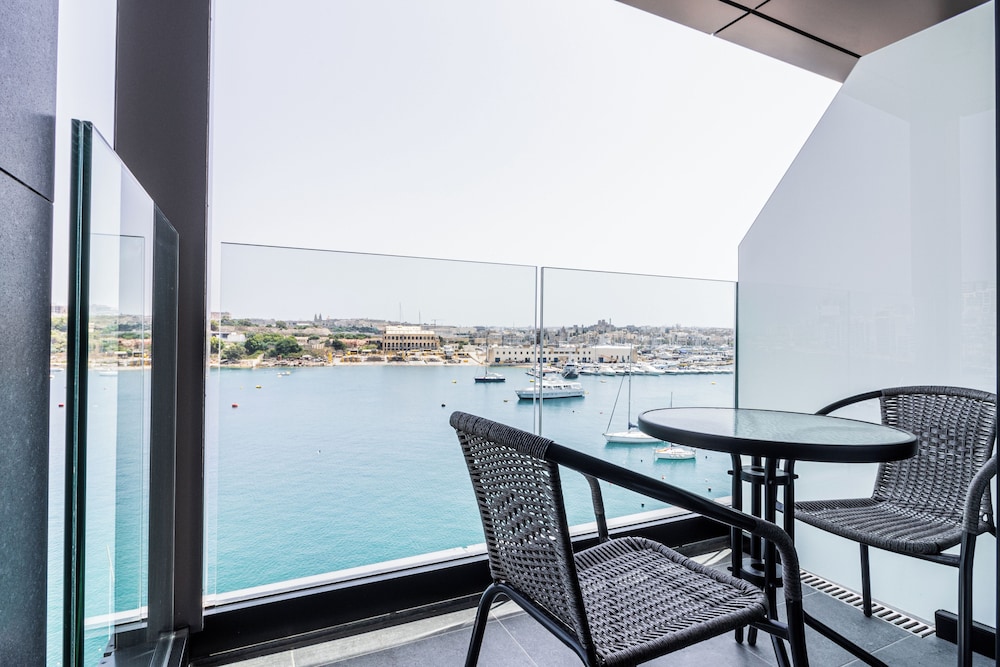 The Londoner Hotel Sliema — Hotel rooms in Sliema, Malta Island