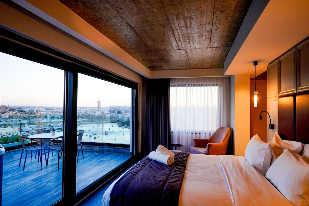 The Londoner Hotel Sliema — Hotel rooms in Sliema, Malta Island
