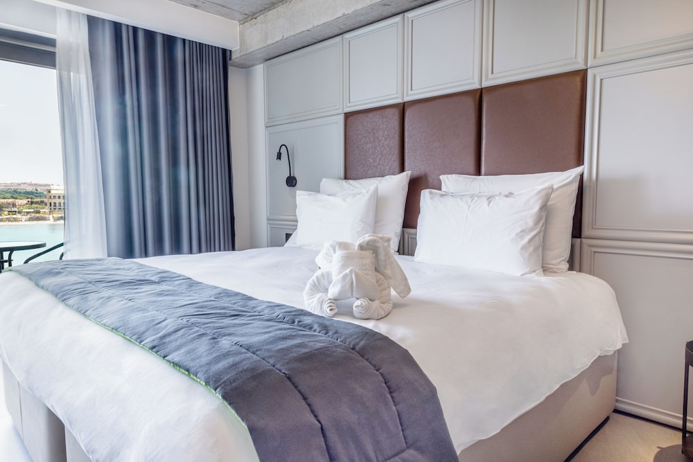The Londoner Hotel Sliema — Hotel rooms in Sliema, Malta Island