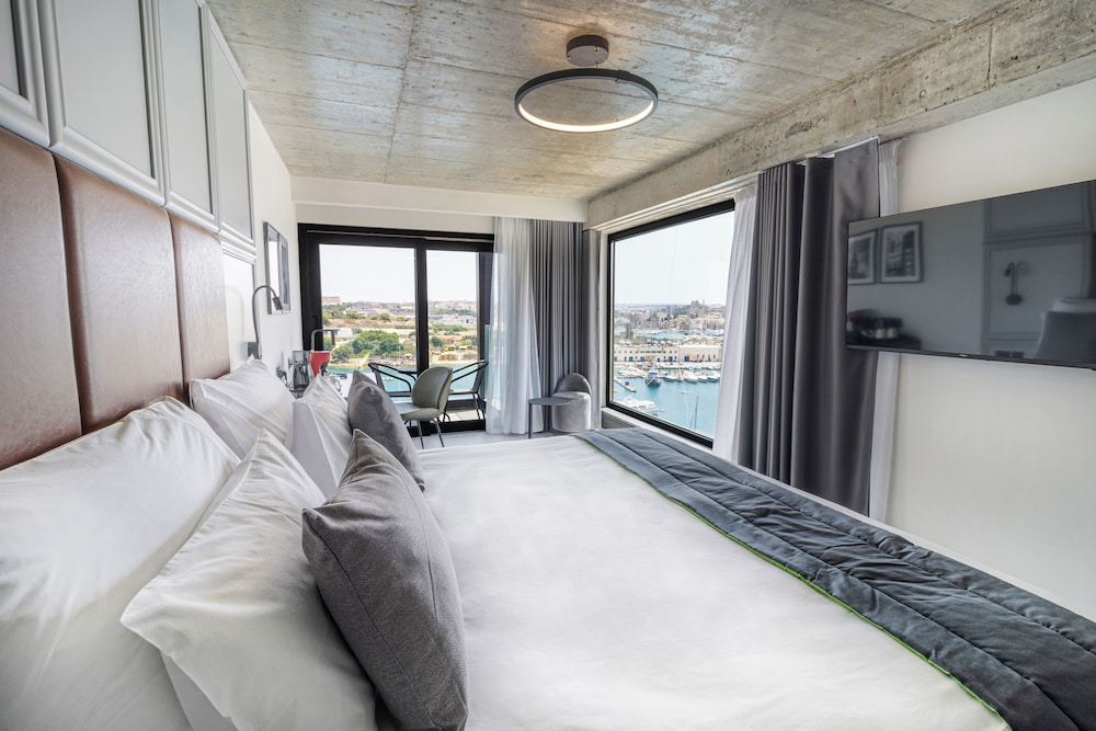 The Londoner Hotel Sliema — Hotel rooms in Sliema, Malta Island