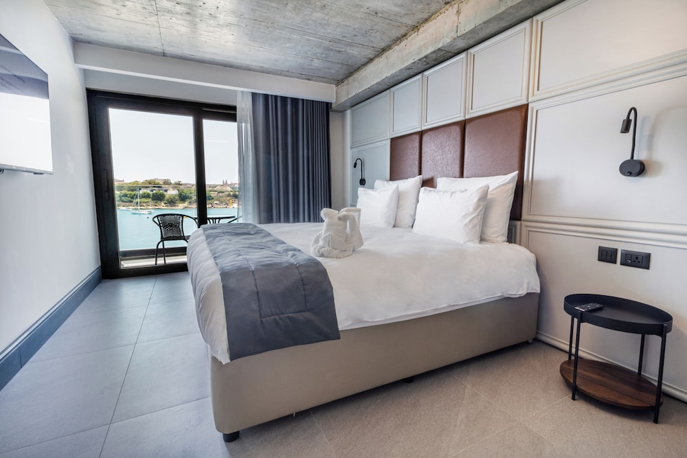 The Londoner Hotel Sliema — Hotel rooms in Sliema, Malta Island