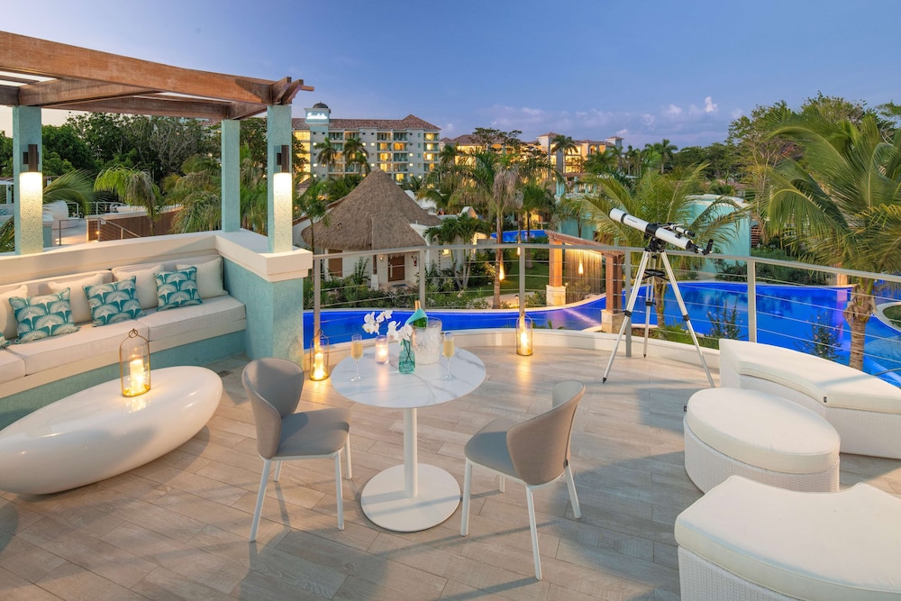 Sandals Jamaica Dunn's River All Inclusive Adults Only — Hotel building in Ocho Rios