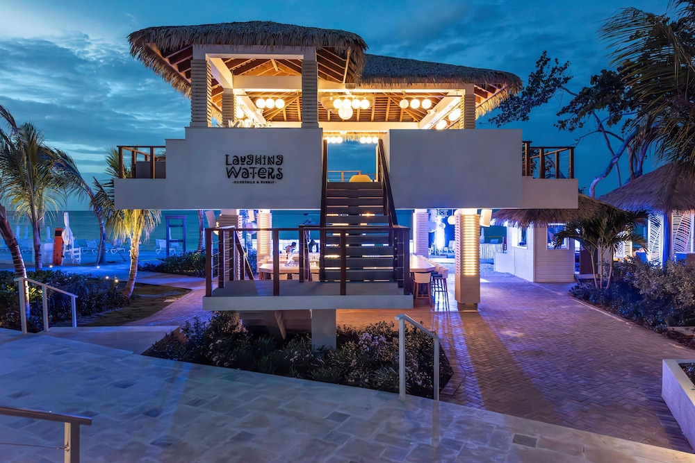 Sandals Jamaica Dunn's River All Inclusive Adults Only — Restaurant & bars in Ocho Rios