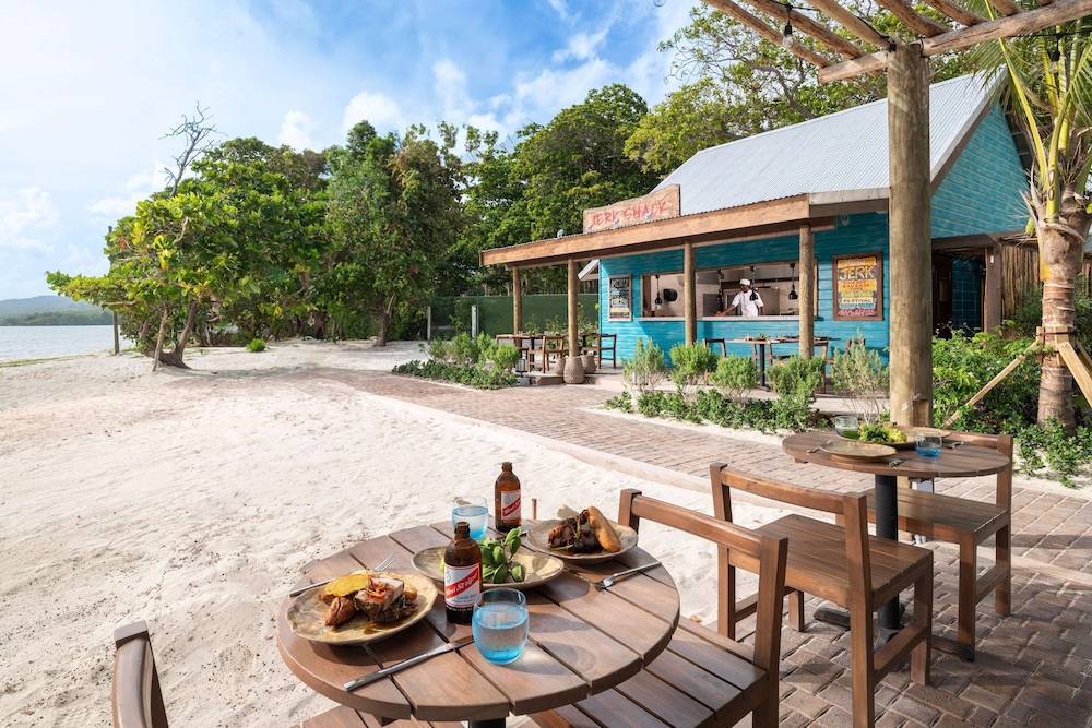 Sandals Jamaica Dunn's River All Inclusive Adults Only — Restaurant & bars in Ocho Rios