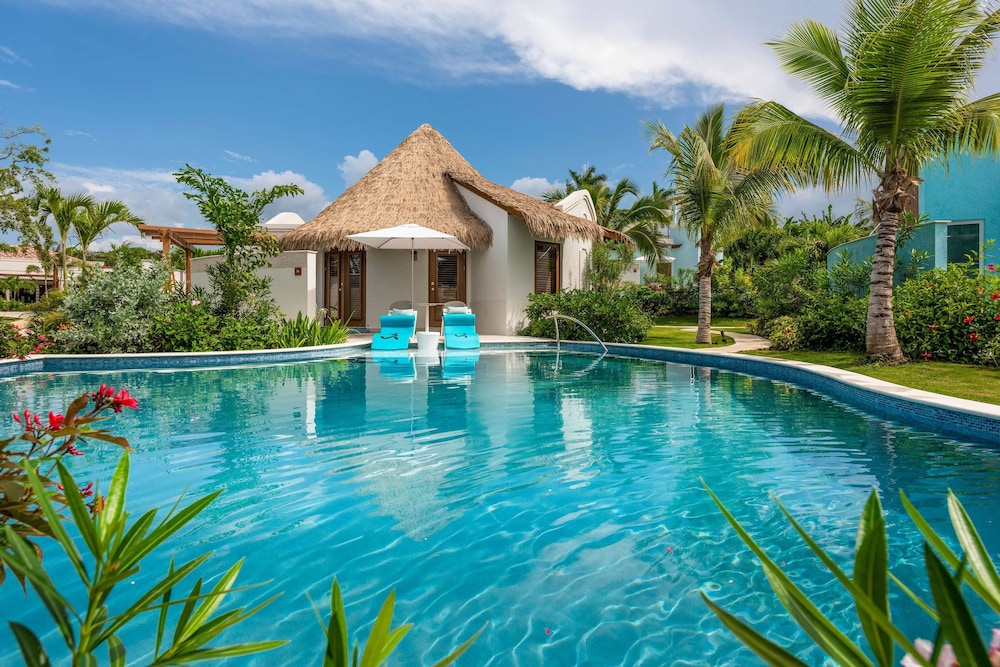 Sandals Jamaica Dunn's River All Inclusive Adults Only — Swimming pool in Ocho Rios