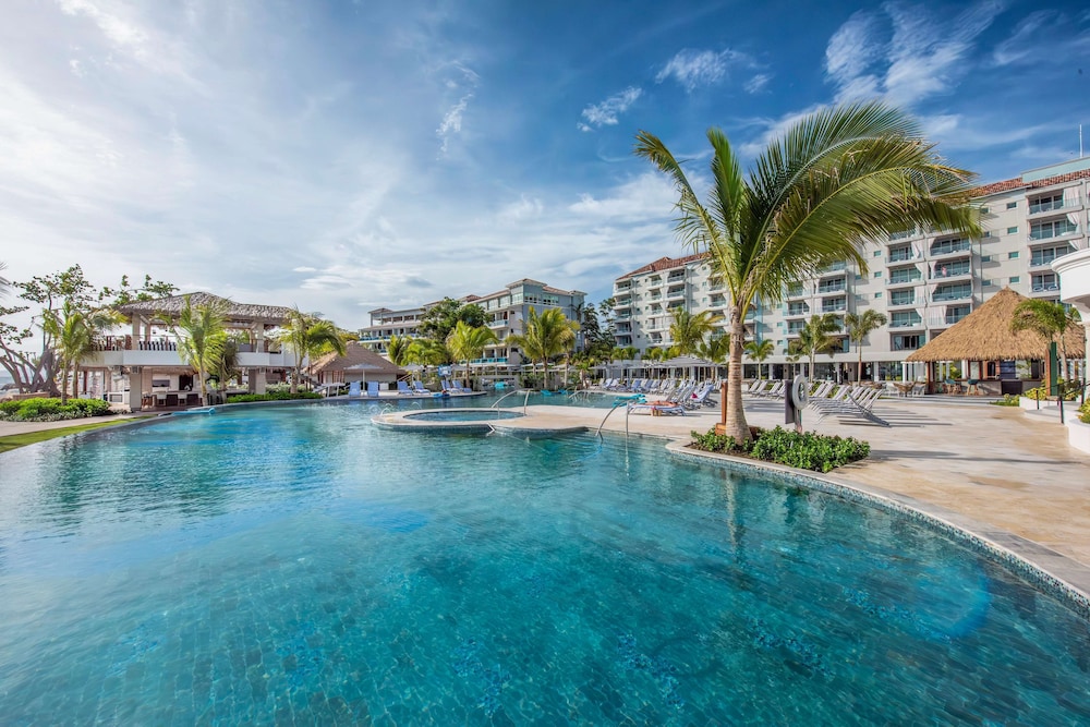 Sandals Jamaica Dunn's River All Inclusive Adults Only — Swimming pool in Ocho Rios