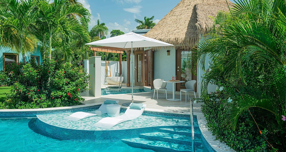 Sandals Jamaica Dunn's River All Inclusive Adults Only — Swimming pool in Ocho Rios