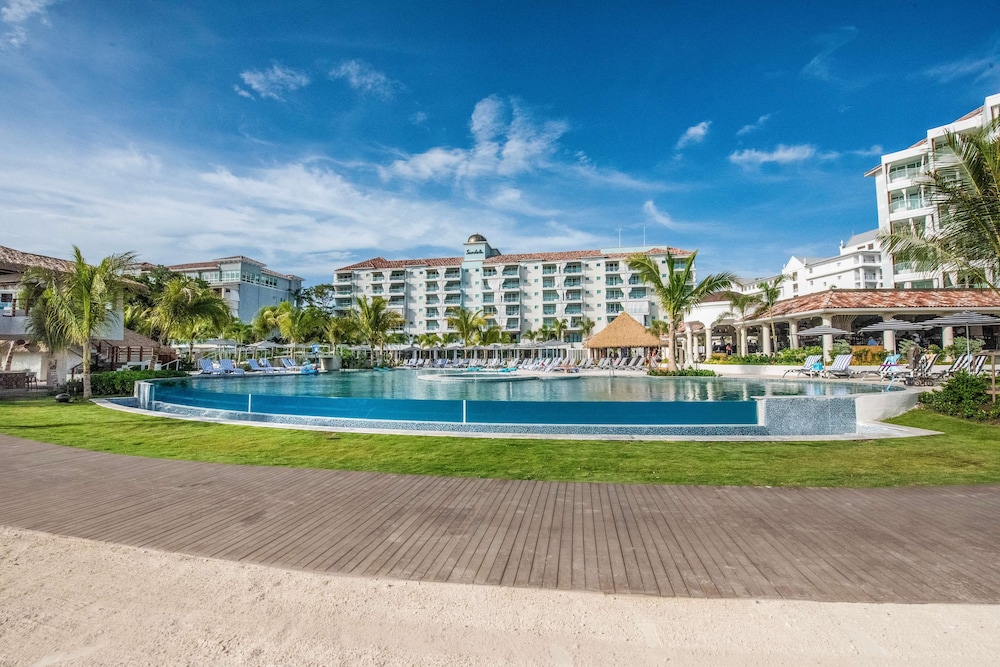Sandals Jamaica Dunn's River All Inclusive Adults Only — Swimming pool in Ocho Rios