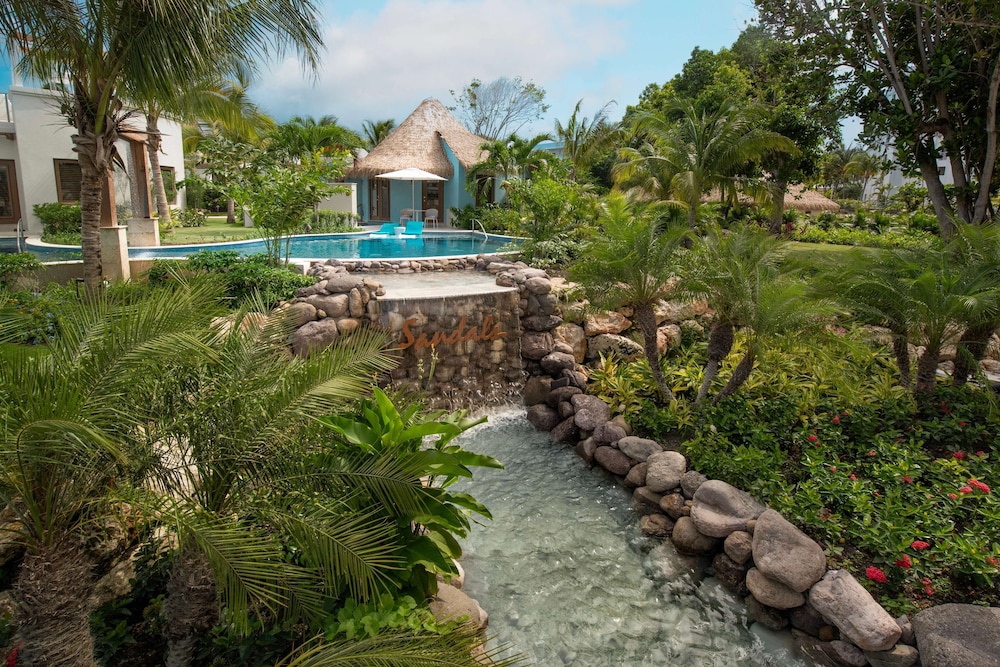 Sandals Jamaica Dunn's River All Inclusive Adults Only — Swimming pool in Ocho Rios