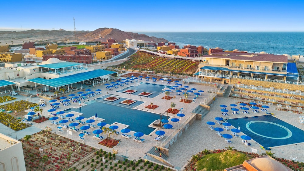 Pickalbatros Villaggio Resort - Portofino Marsa Alam — Swimming pool in Marsa Alam, Red Sea