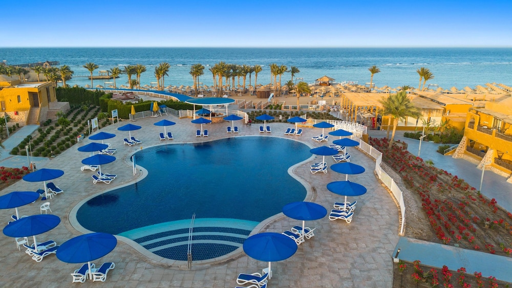 Pickalbatros Villaggio Resort - Portofino Marsa Alam — Swimming pool in Marsa Alam, Red Sea