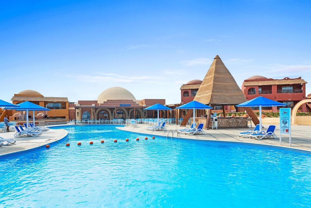 Pickalbatros Villaggio Resort - Portofino Marsa Alam — Swimming pool in Marsa Alam, Red Sea