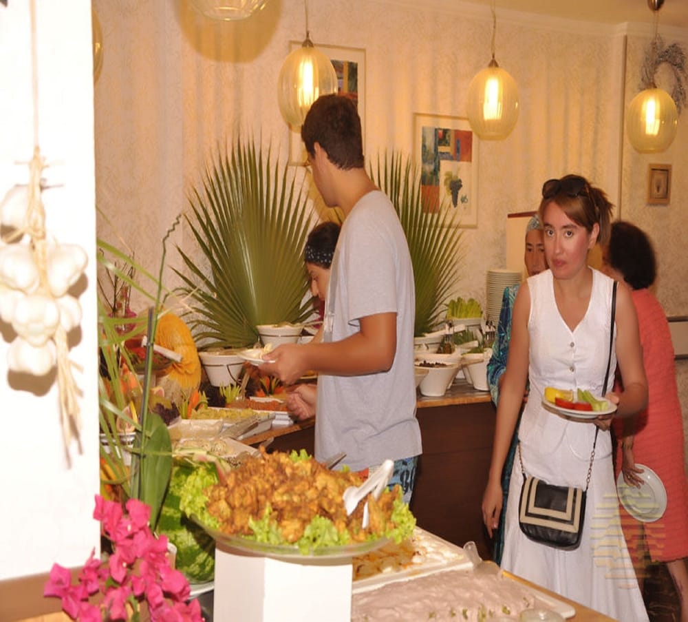 Azak Hotel — Restaurant & bars in Alanya