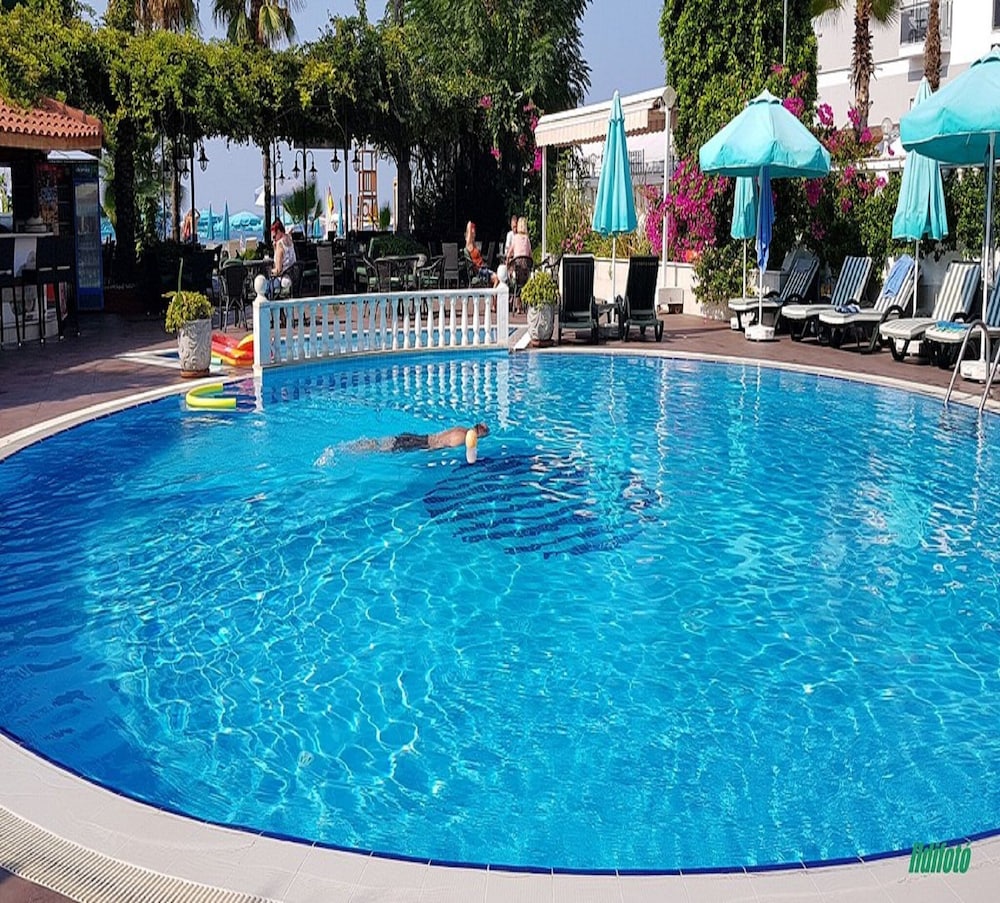 Azak Hotel — Swimming pool in Alanya