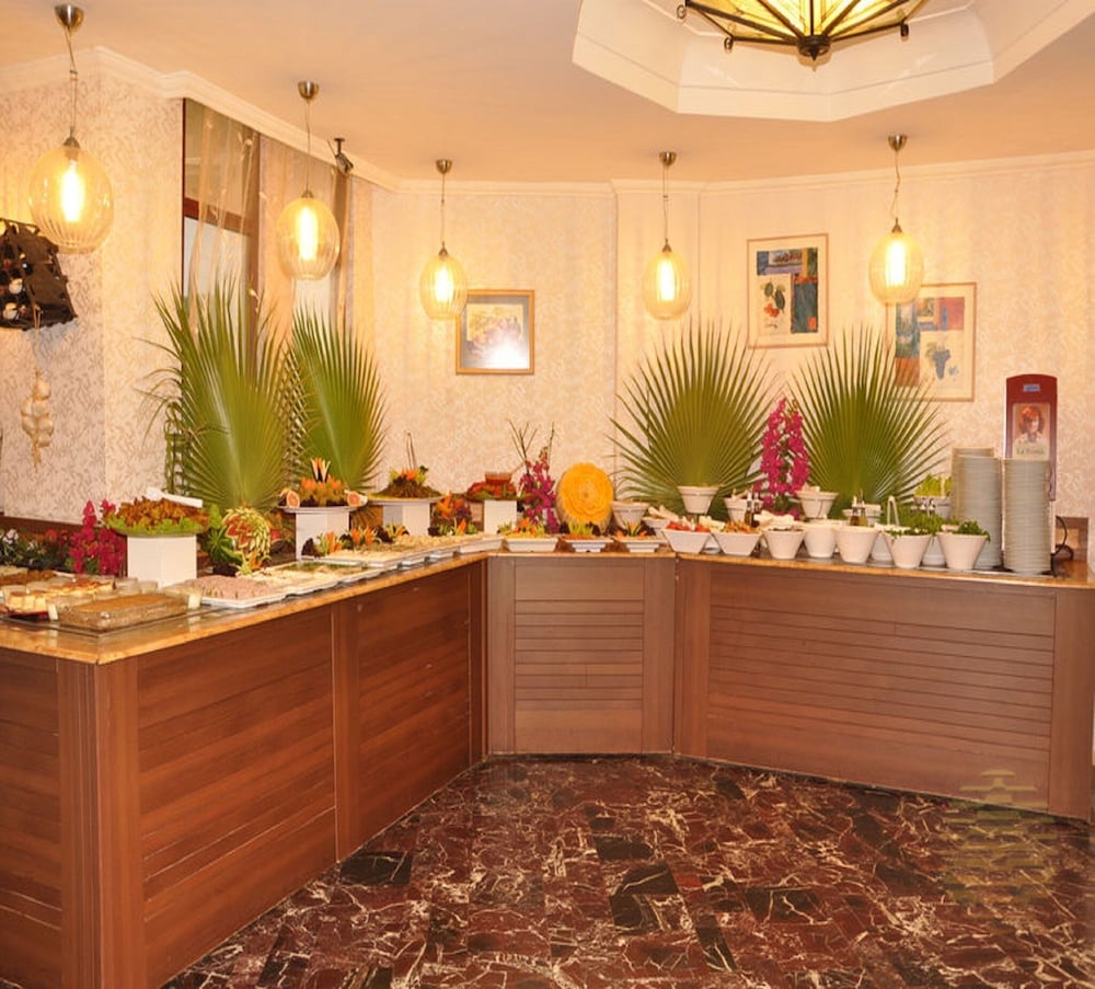 Azak Hotel — Restaurant & bars in Alanya