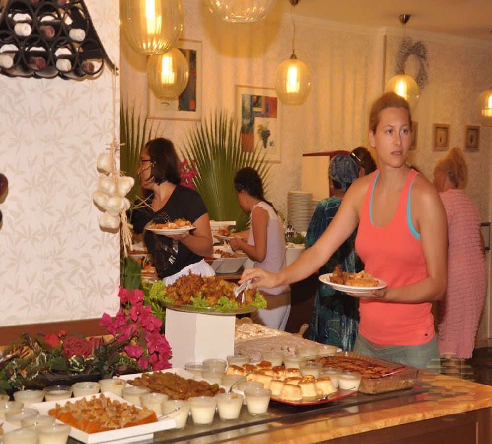 Azak Hotel — Restaurant & bars in Alanya
