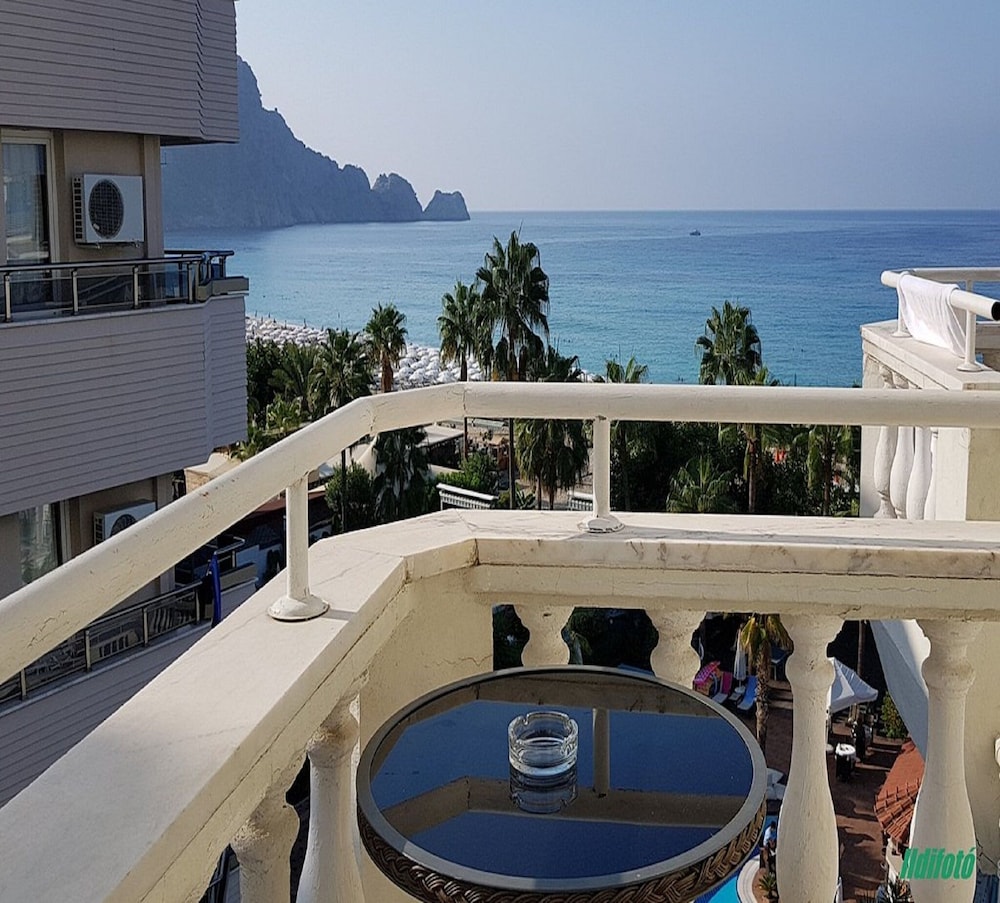 Azak Hotel — Hotel building in Alanya