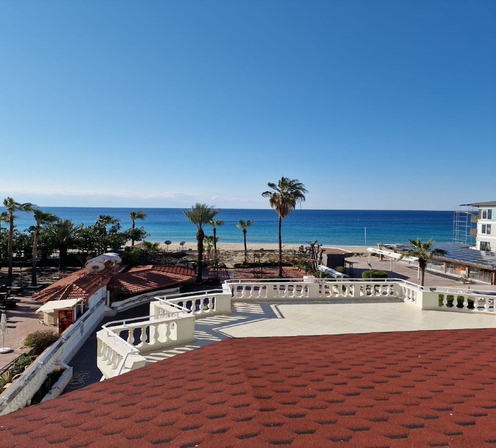 Azak Hotel — Beach in Alanya