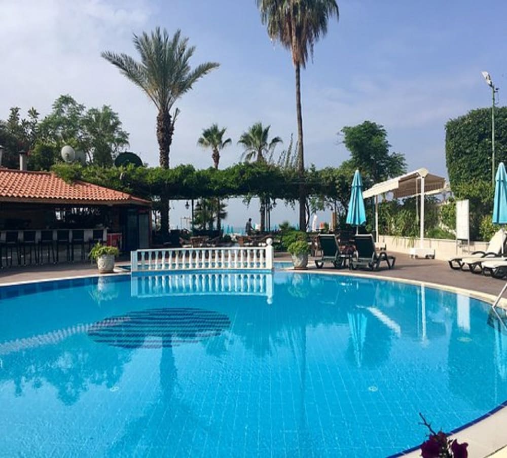 Azak Hotel — Swimming pool in Alanya