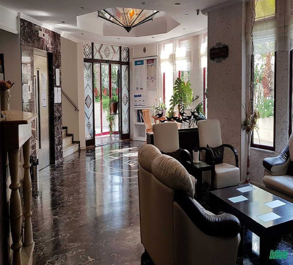Azak Hotel — Hotel building in Alanya