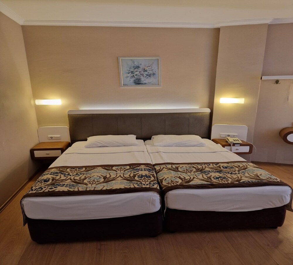 Azak Hotel — Hotel rooms in Alanya