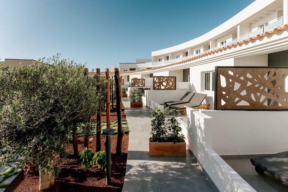 001 HIGOS BEACH BOUTIQUE Singular Hotel Residence — Hotel building in Costa Calma, Canary Islands