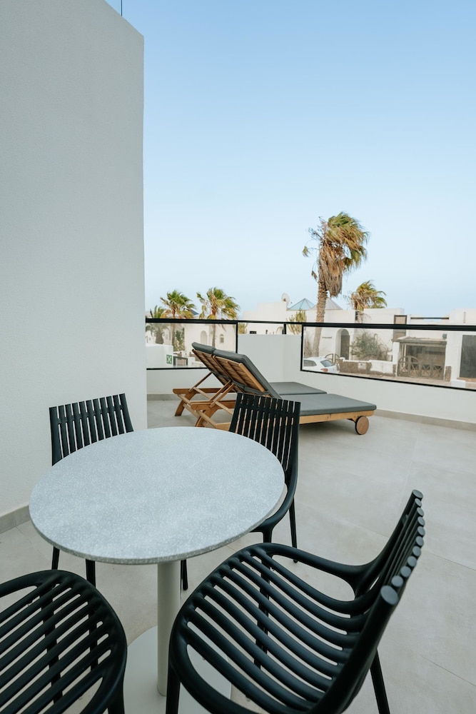 001 HIGOS BEACH BOUTIQUE Singular Hotel Residence — Hotel building in Costa Calma, Canary Islands