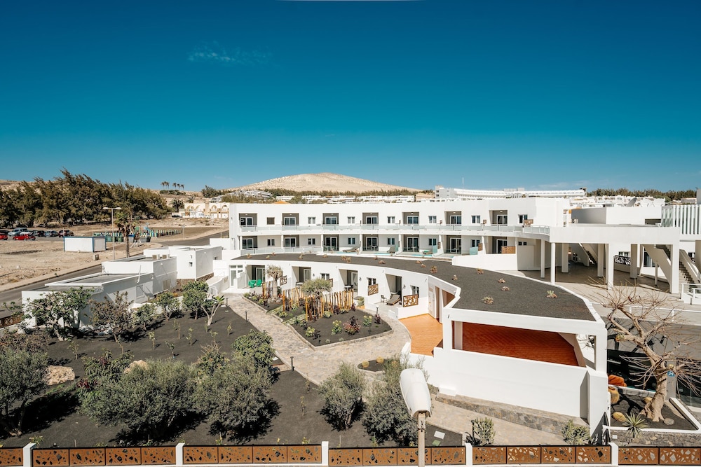 001 HIGOS BEACH BOUTIQUE Singular Hotel Residence — Hotel building in Costa Calma, Canary Islands