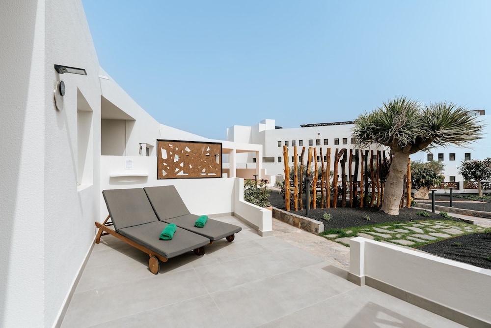 001 HIGOS BEACH BOUTIQUE Singular Hotel Residence — Hotel building in Costa Calma, Canary Islands