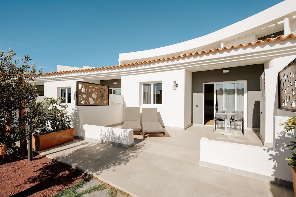 001 HIGOS BEACH BOUTIQUE Singular Hotel Residence — Hotel building in Costa Calma, Canary Islands