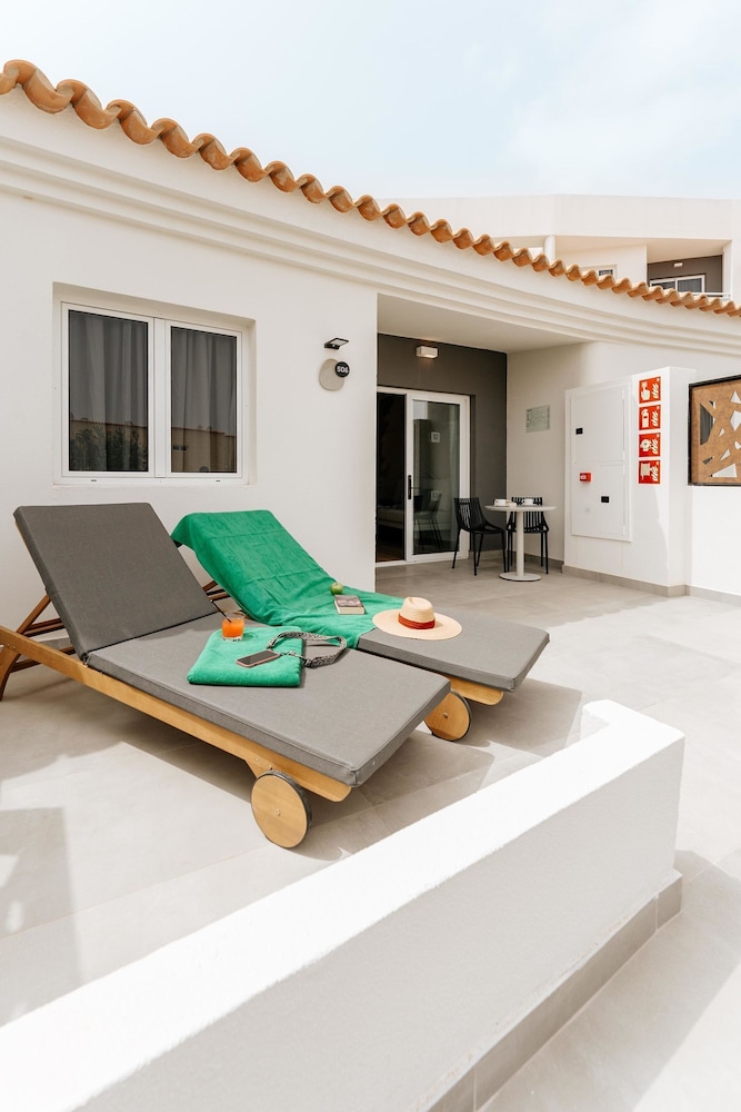 001 HIGOS BEACH BOUTIQUE Singular Hotel Residence — Hotel building in Costa Calma, Canary Islands