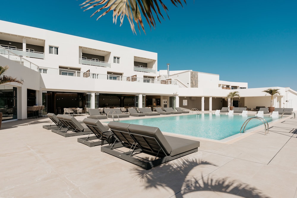 001 HIGOS BEACH BOUTIQUE Singular Hotel Residence — Swimming pool in Costa Calma, Canary Islands