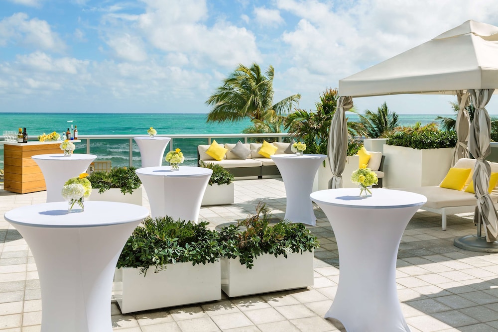 Hilton Cabana Miami Beach Resort — Restaurant & bars in Miami, Florida