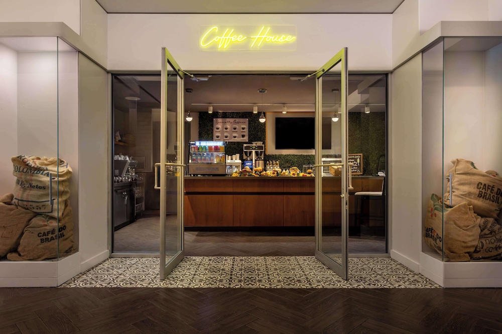 Hilton Cabana Miami Beach Resort — Restaurant & bars in Miami, Florida