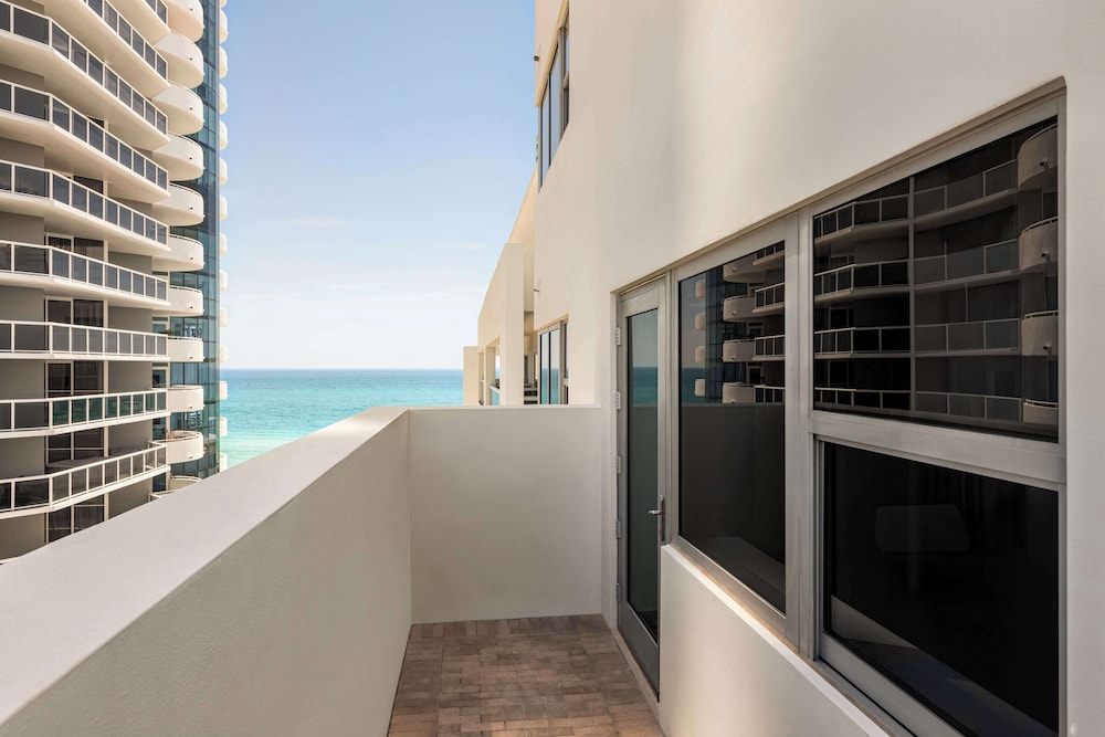 Hilton Cabana Miami Beach Resort — Hotel building in Miami, Florida