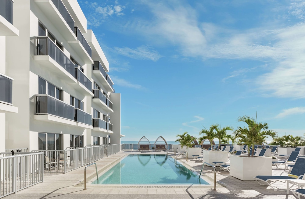 Hilton Cabana Miami Beach Resort — Swimming pool in Miami, Florida