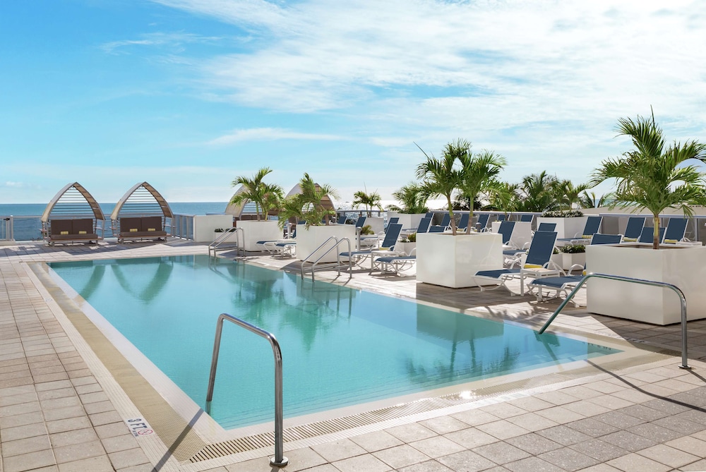 Hilton Cabana Miami Beach Resort — Swimming pool in Miami, Florida