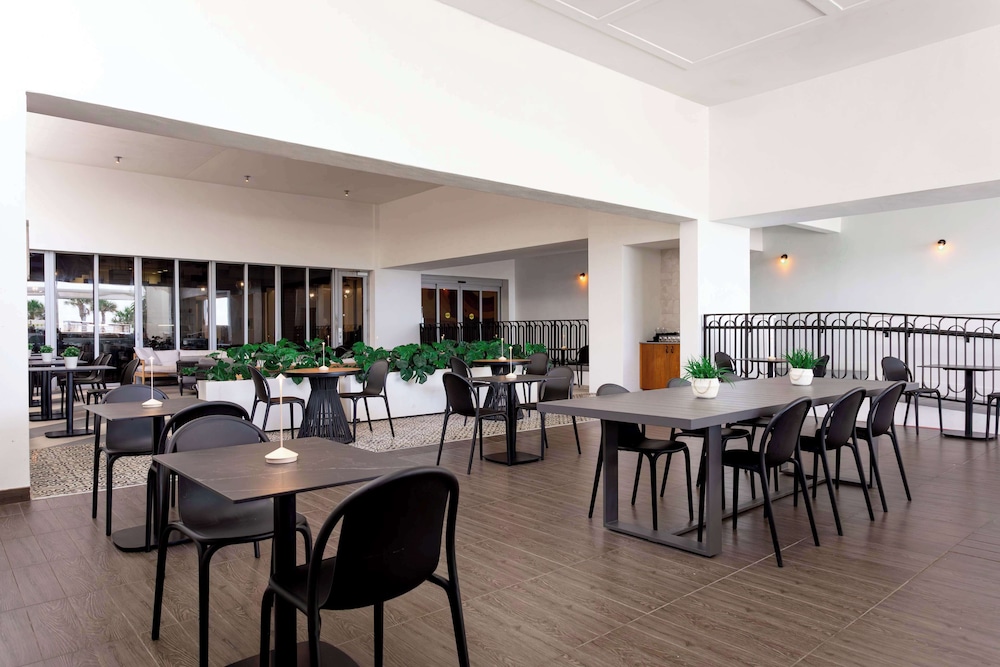 Hilton Cabana Miami Beach Resort — Restaurant & bars in Miami, Florida